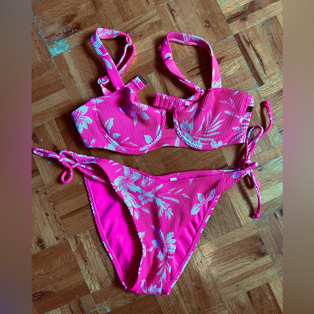 2024 La Vie En Rose ribbed hot pink tropical bikini, both size M